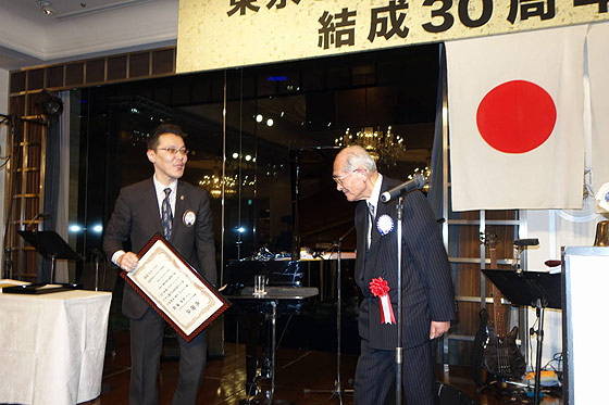 東京センチュリーライオンズクラブより結成30周年記念事業の事業資金としていただいた寄付金に対して感謝状を贈呈写真１