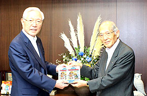 日朝日信用金庫様へ感謝状の贈呈風景写真