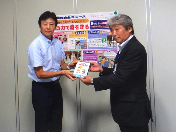 新宿区教育委員会へ「小学校『安全教室DVD』低学年編」を寄贈しました。