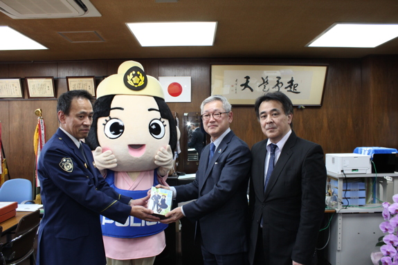 京都府警山科警察署へDVDを贈呈しました