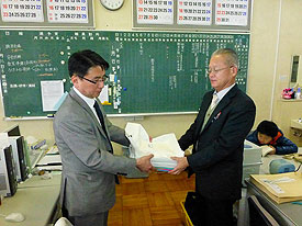 大船渡市・陸前高田市・住田町・山田町の各小学校・図書館へ保健教育図書を寄贈写真１