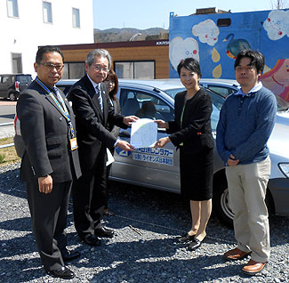 石巻市の福祉仮設住宅に車両寄贈写真