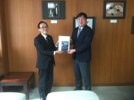 地球温暖化防止啓発用 DVD を江戸川区へ贈呈